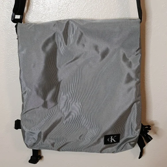 Calvin Klein Crossover Bag - Picture 1 of 9